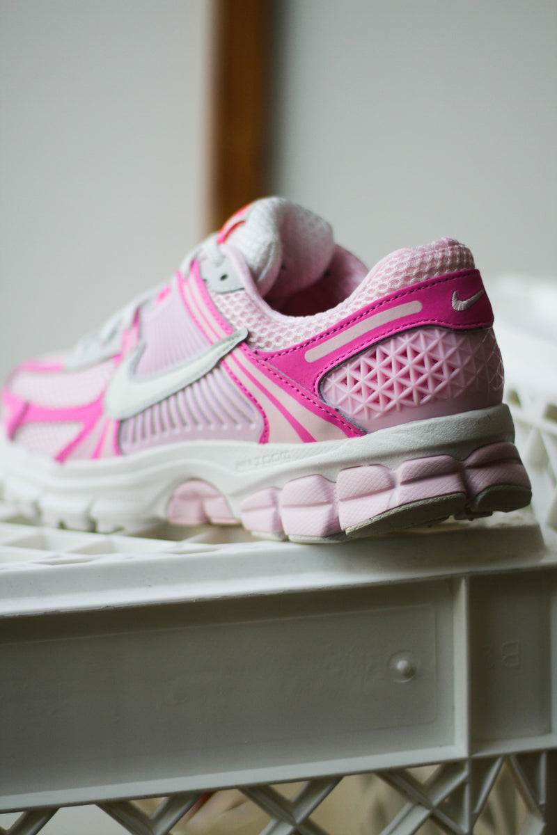 W NIKE ZOOM VOMERO 5 "HYPER PINK/SUMMIT WHITE-PINK FOAM"
