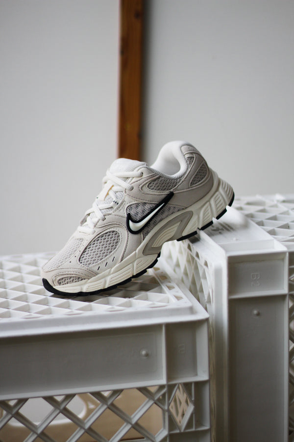 W NIKE V5 RNR "LT OREWOOD BRN/PALE IVORY-BLACK"