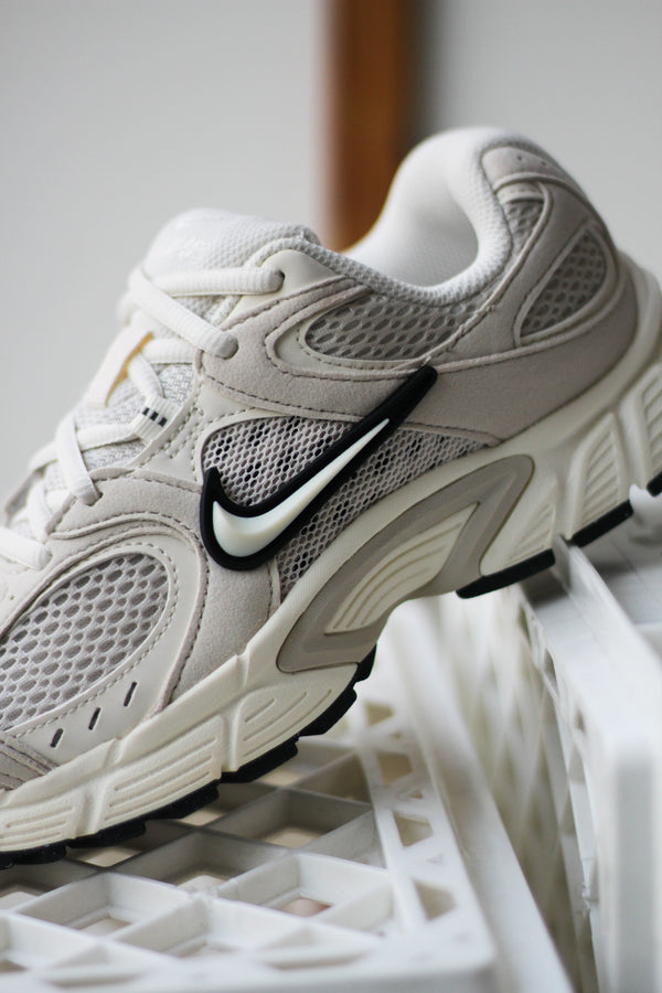W NIKE V5 RNR "LT OREWOOD BRN/PALE IVORY-BLACK"