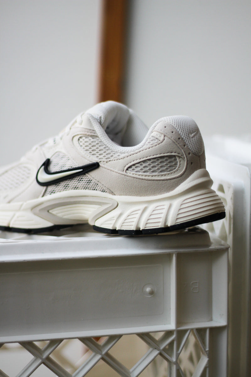 W NIKE V5 RNR "LT OREWOOD BRN/PALE IVORY-BLACK"