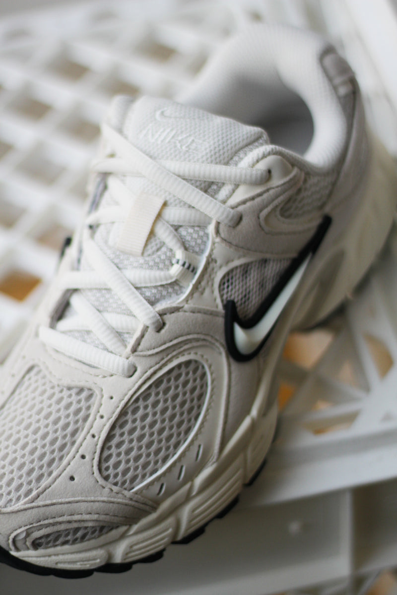 W NIKE V5 RNR "LT OREWOOD BRN/PALE IVORY-BLACK"