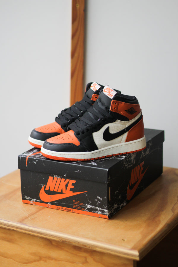 AIR JORDAN 1 RETRO HIGH OG "BLACK/BLACK-SAIL-STARFISH"