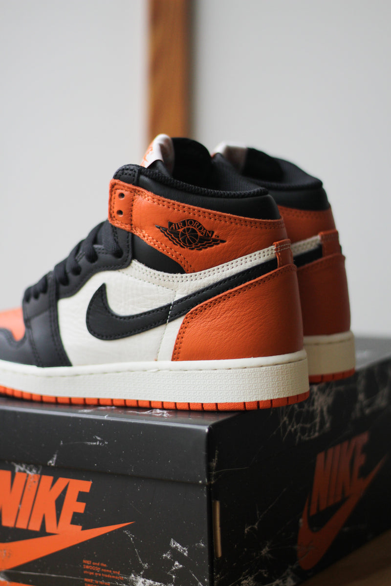 AIR JORDAN 1 RETRO HIGH OG "BLACK/BLACK-SAIL-STARFISH"