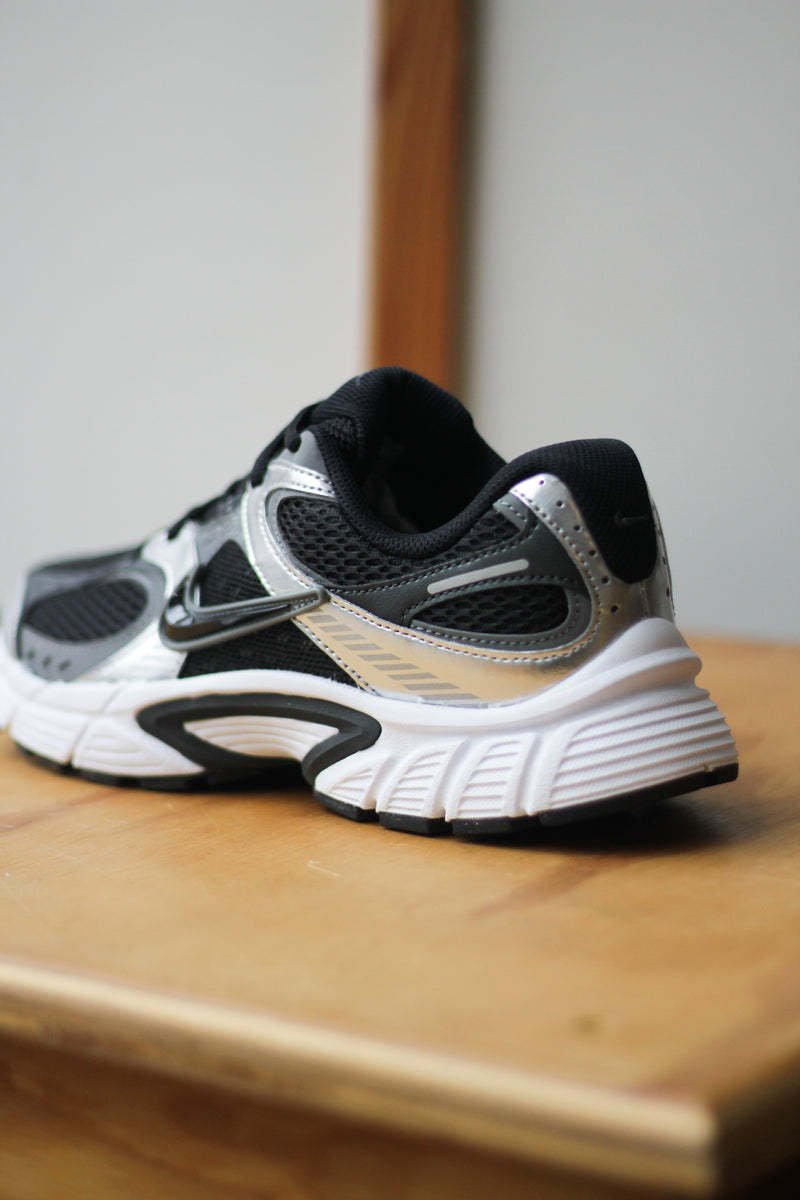 NIKE V5 RNR "BLACK/BLACK-ANTHRACITE-SMOKE GREY"