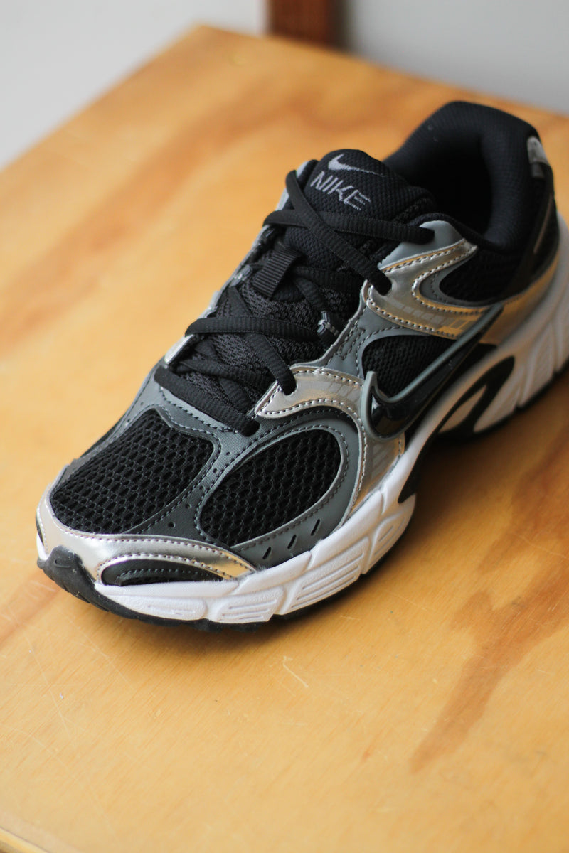 NIKE V5 RNR "BLACK/BLACK-ANTHRACITE-SMOKE GREY"