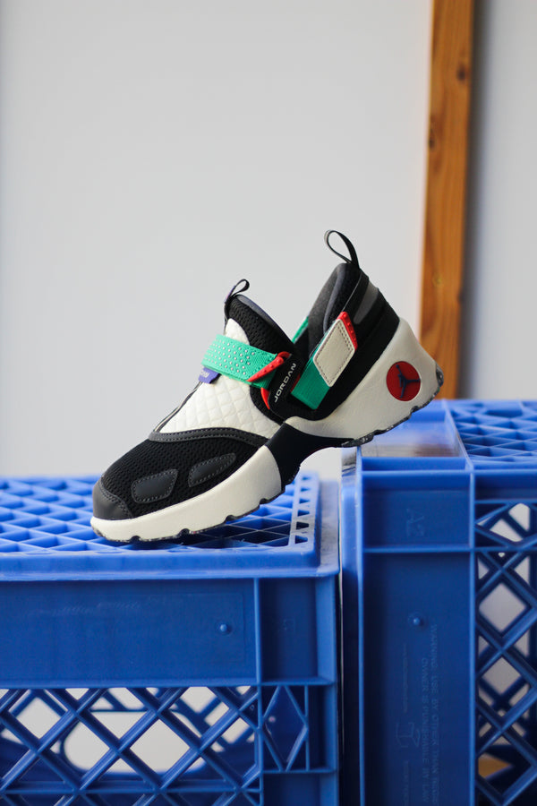 W JORDAN TRUNNER LX "BLACK/WHITE-COCONUT MILK-ORANGE BLAZE"