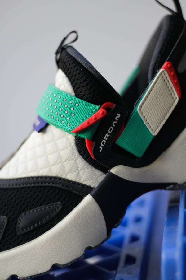 W JORDAN TRUNNER LX "BLACK/WHITE-COCONUT MILK-ORANGE BLAZE"