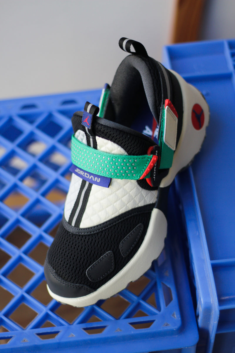 W JORDAN TRUNNER LX "BLACK/WHITE-COCONUT MILK-ORANGE BLAZE"
