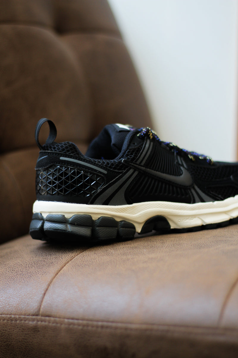 NIKE VOMERO 5 (GS) "BLACK/ANTHRACITE-SOFT PEARL"
