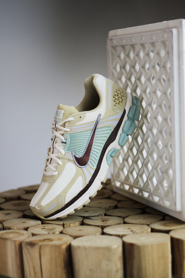 NIKE ZOOM VOMERO 5 SE "TEAM GOLD/FAUNA BROWN-PALE IVORY-SEAFOAM"