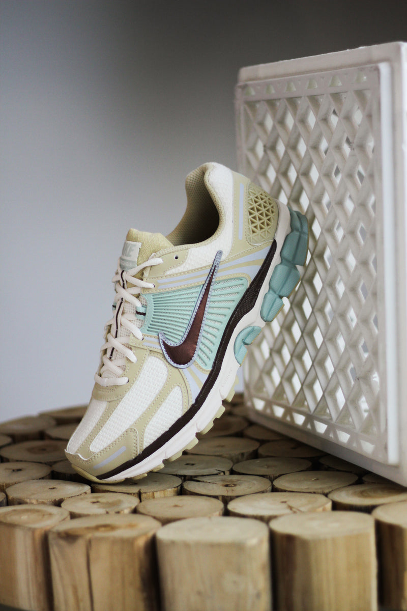 NIKE ZOOM VOMERO 5 SE "TEAM GOLD/FAUNA BROWN-PALE IVORY-SEAFOAM"