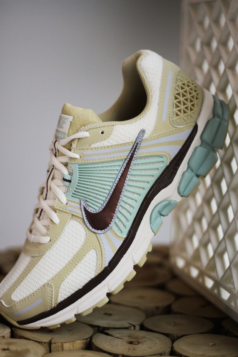NIKE ZOOM VOMERO 5 SE "TEAM GOLD/FAUNA BROWN-PALE IVORY-SEAFOAM"