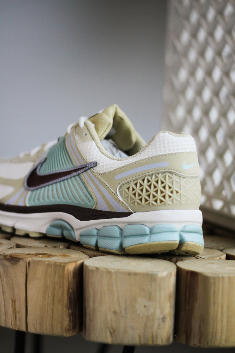 NIKE ZOOM VOMERO 5 SE "TEAM GOLD/FAUNA BROWN-PALE IVORY-SEAFOAM"
