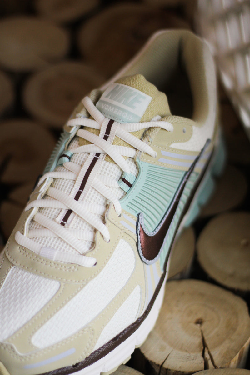 NIKE ZOOM VOMERO 5 SE "TEAM GOLD/FAUNA BROWN-PALE IVORY-SEAFOAM"