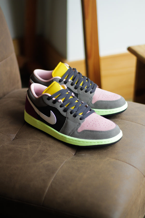 AIR JORDAN 1 LOW SE "OIL GREY/WHITE-CAVE STONE-ARCTIC PUNCH"