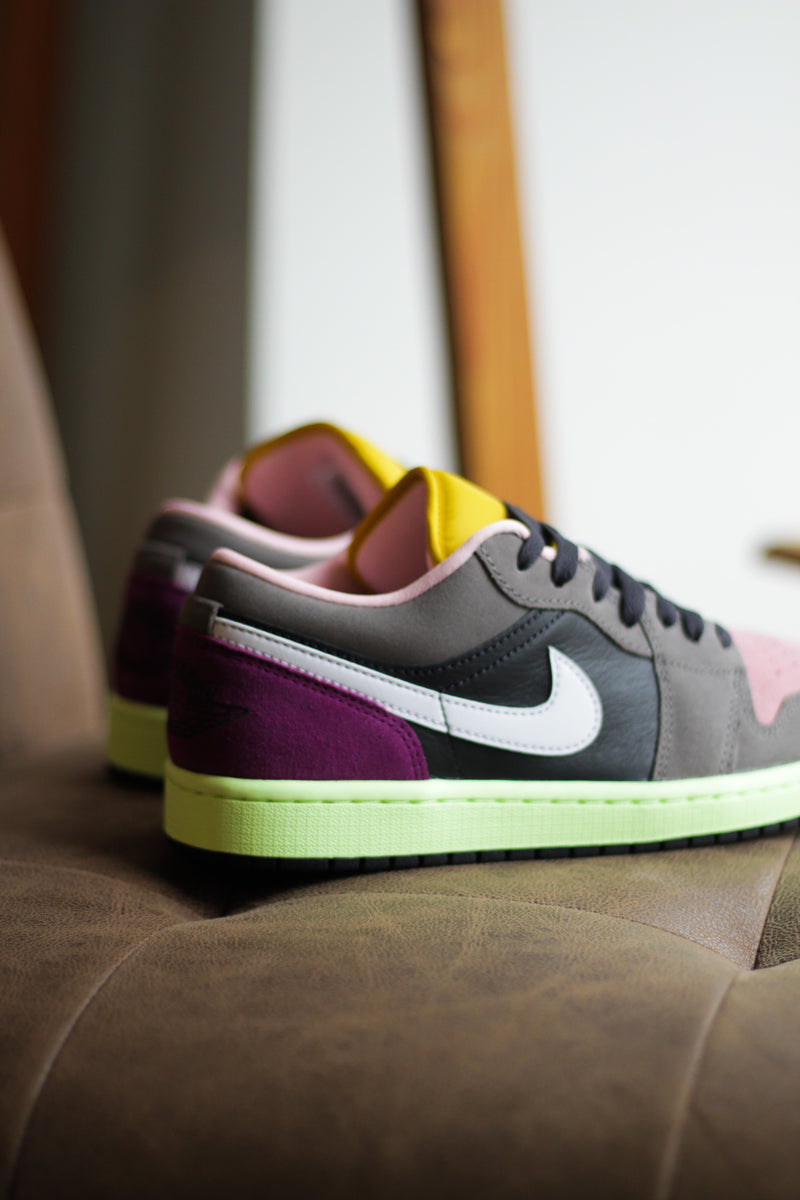 AIR JORDAN 1 LOW SE "OIL GREY/WHITE-CAVE STONE-ARCTIC PUNCH"