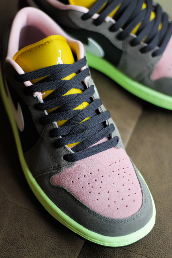 AIR JORDAN 1 LOW SE "OIL GREY/WHITE-CAVE STONE-ARCTIC PUNCH"