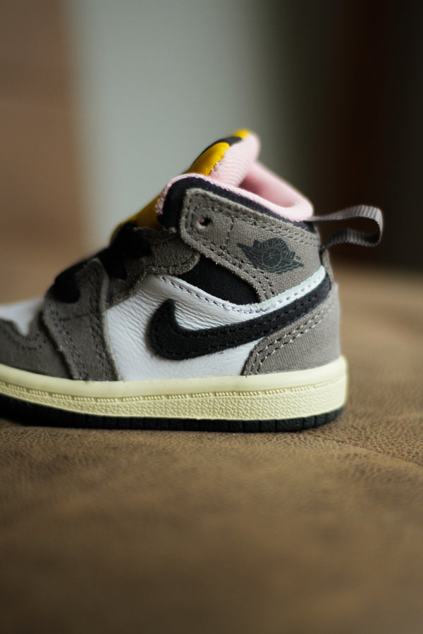 JORDAN 1 MID SE (TD) "WHITE/OIL GREY-CAVE STONE-DARK SULFUR"