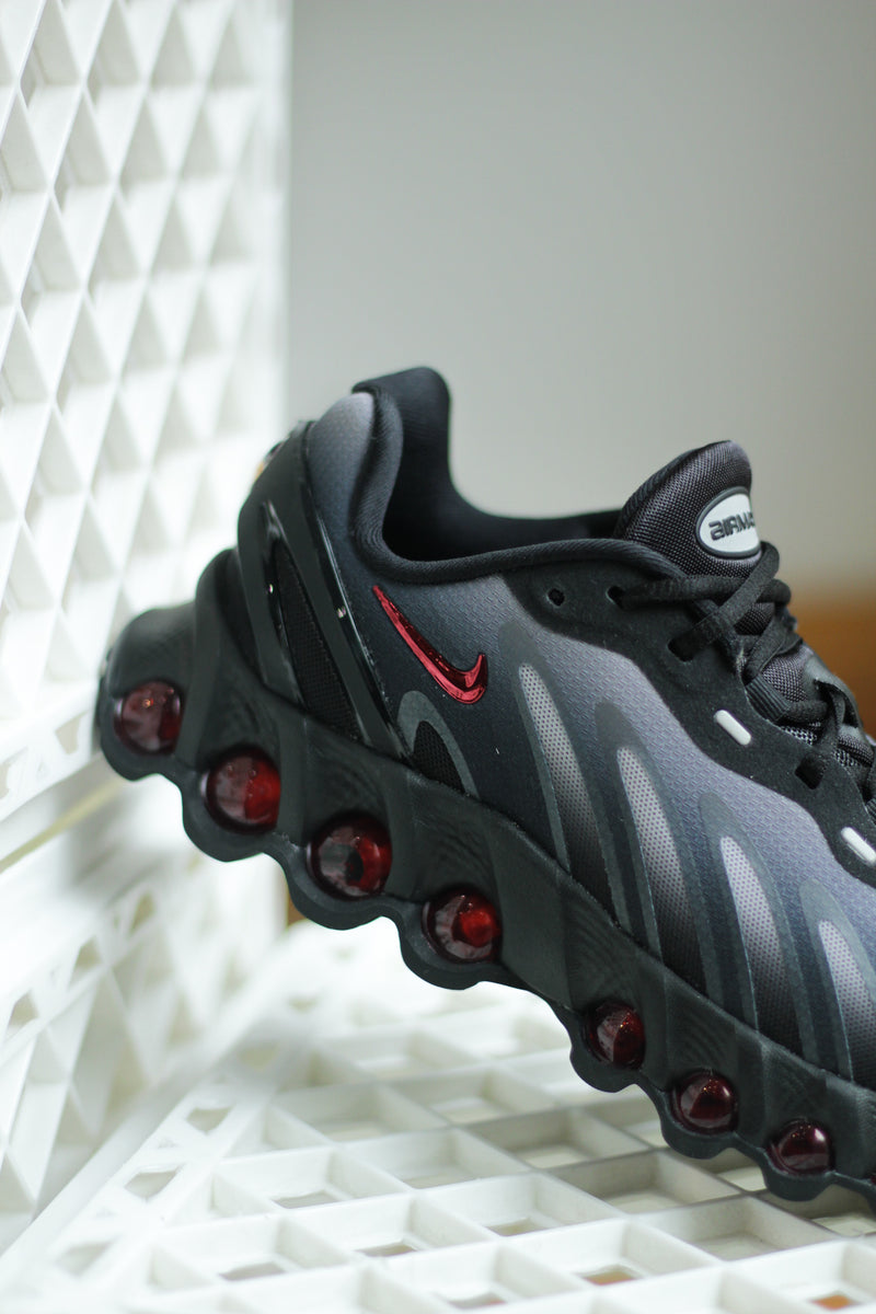 NIKE AIR MAX DN8 (GS) "BLACK/GYM RED-LT SMOKE GREY-BLACK"