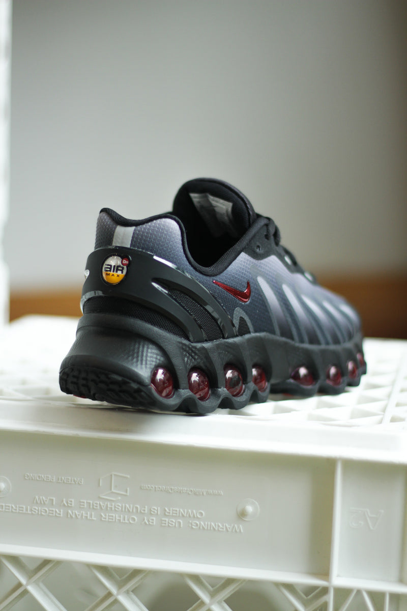 NIKE AIR MAX DN8 (GS) "BLACK/GYM RED-LT SMOKE GREY-BLACK"