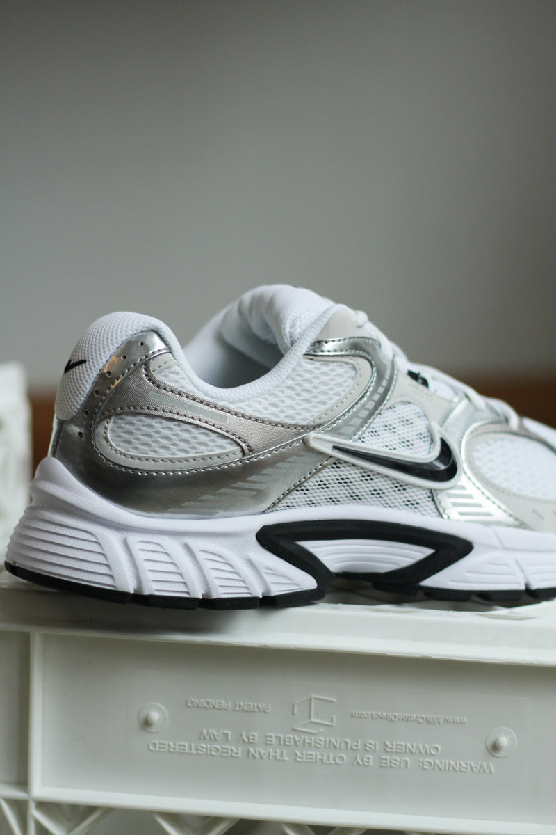 NIKE V5 RNR "WHITE/BLACK-VAST GREY-COLLEGE GREY"