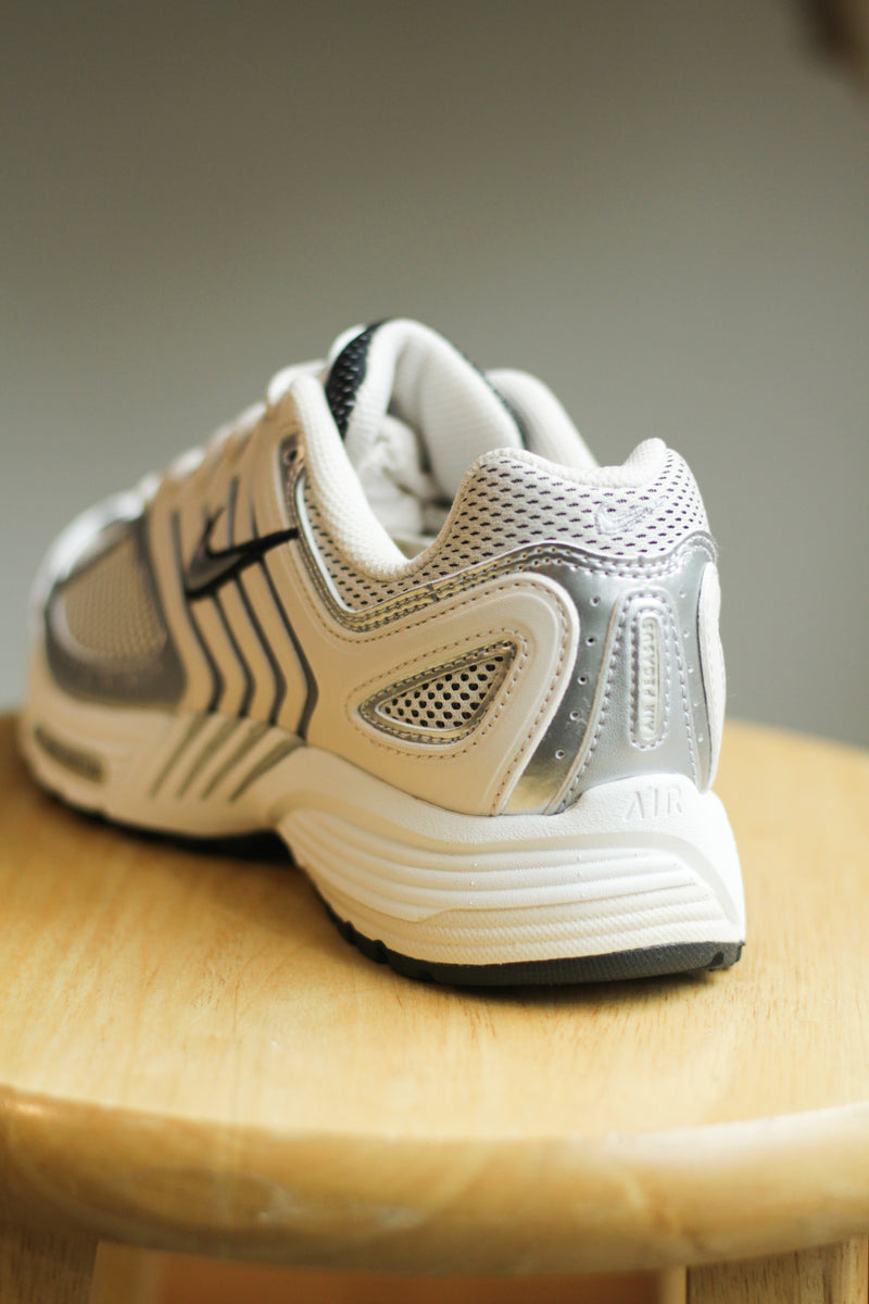 W NIKE AIR PEGASUS 2005 "LT OREWOOD BRN/CHROME-SUMMIT WHITE-BLACK"
