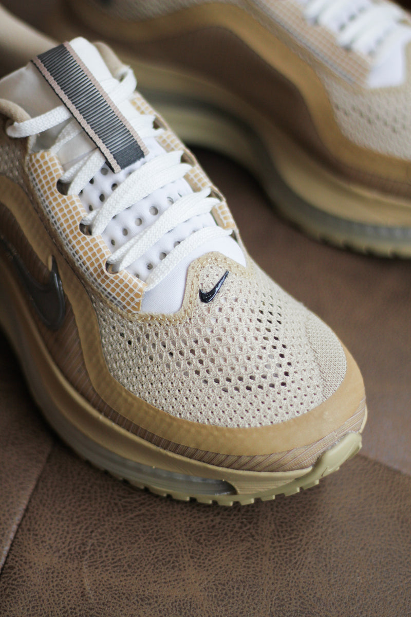 NIKE PEGASUS PREMIUM SP "MUSHROOM/METALLIC SILVER-WHITE"