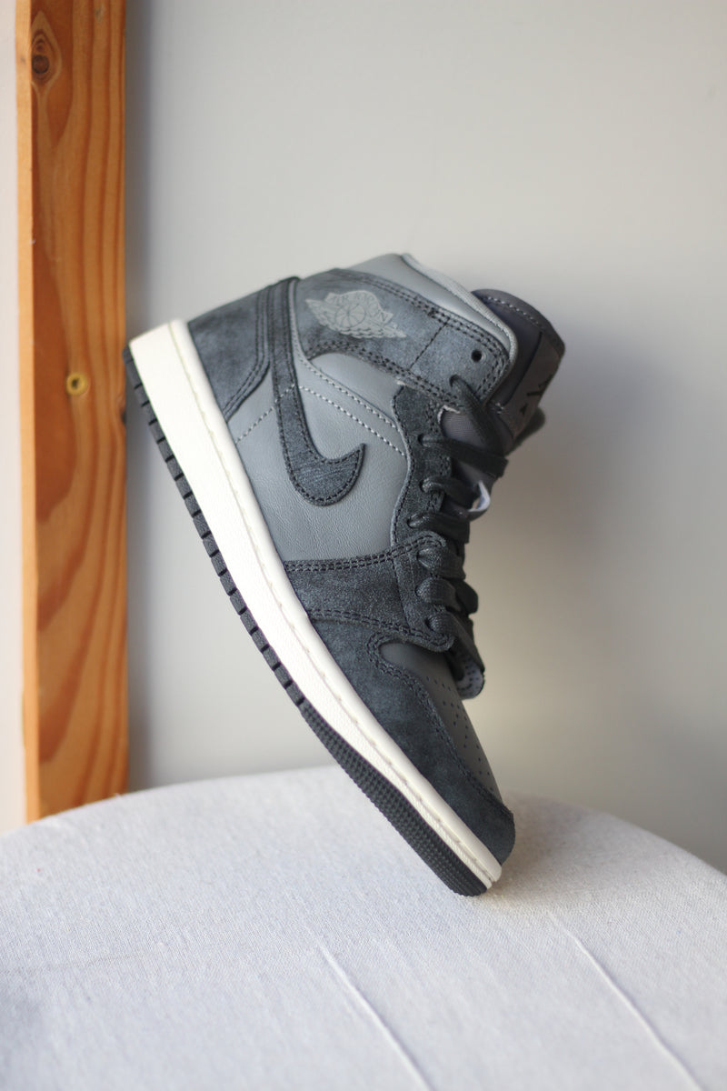 W AIR JORDAN 1 MID SE "SMOKE GREY"