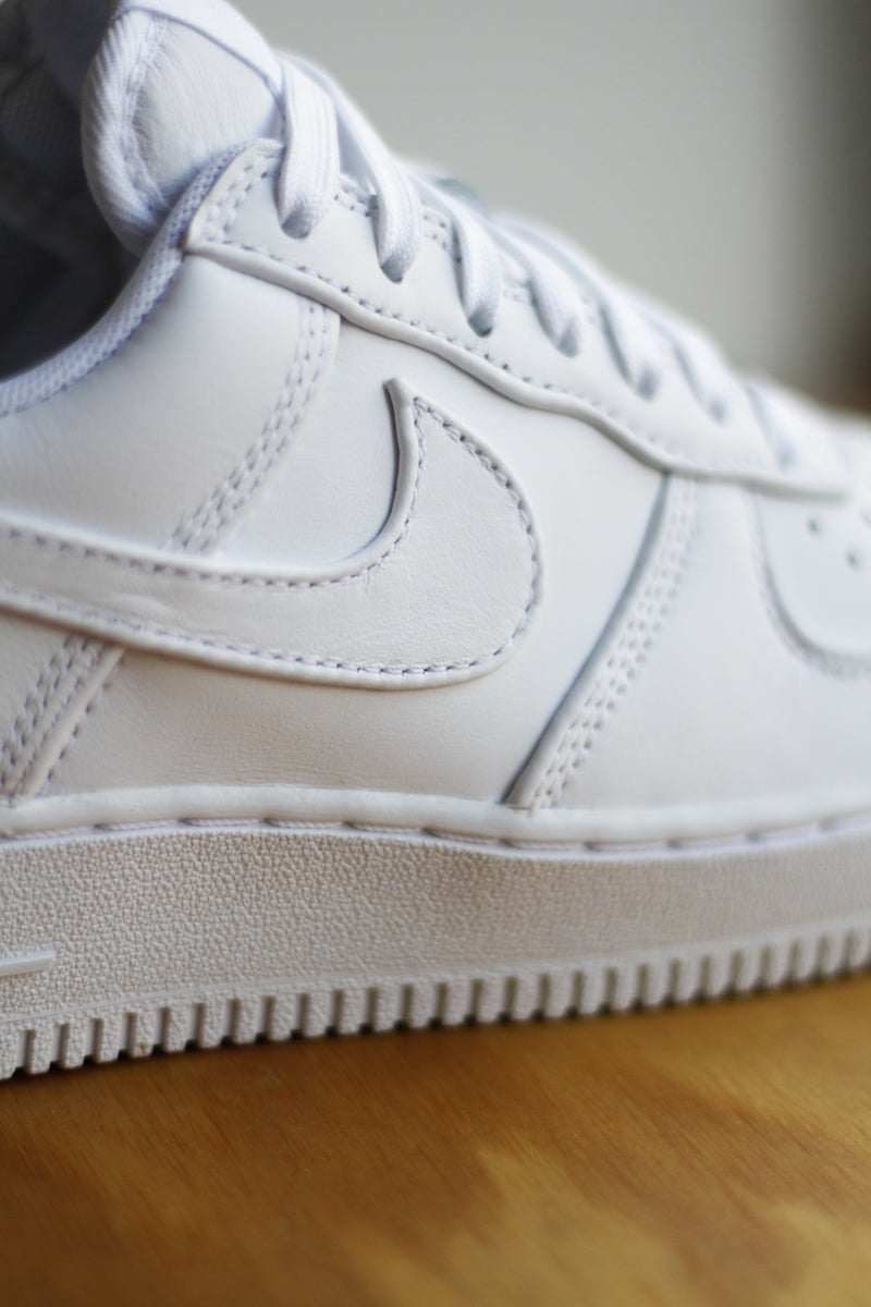 NIKE AIR FORCE 1 LOW RETRO PREMIUM "WHITE/WHITE-BLACK"