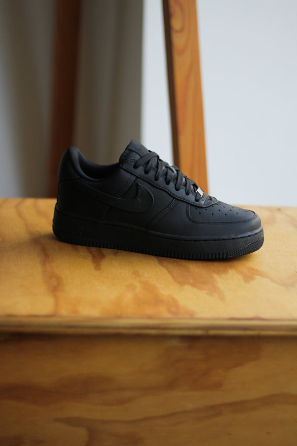 NIKE AIR FORCE 1 LOW RETRO PREMIUM "BLACK/BLACK-WHITE"