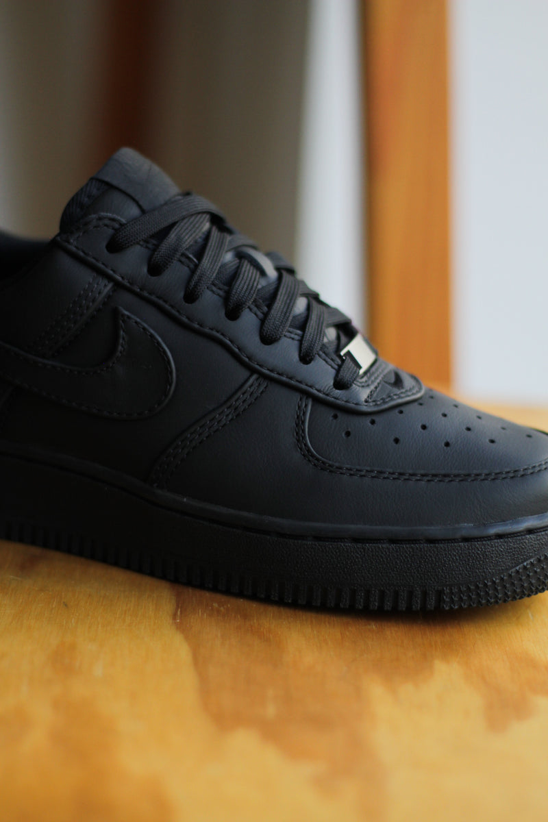 NIKE AIR FORCE 1 LOW RETRO PREMIUM "BLACK/BLACK-WHITE"