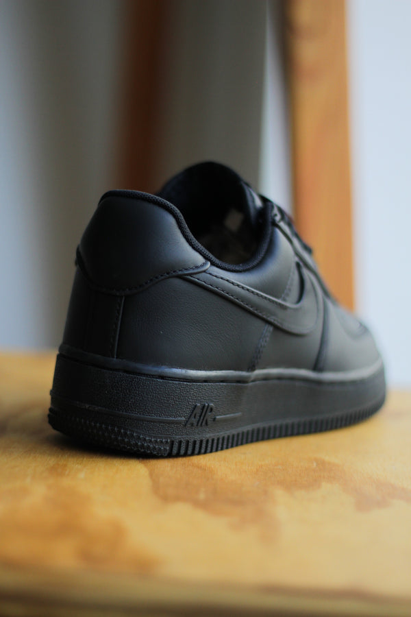 NIKE AIR FORCE 1 LOW RETRO PREMIUM "BLACK/BLACK-WHITE"
