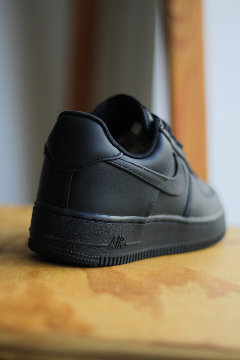NIKE AIR FORCE 1 LOW RETRO PREMIUM "BLACK/BLACK-WHITE"