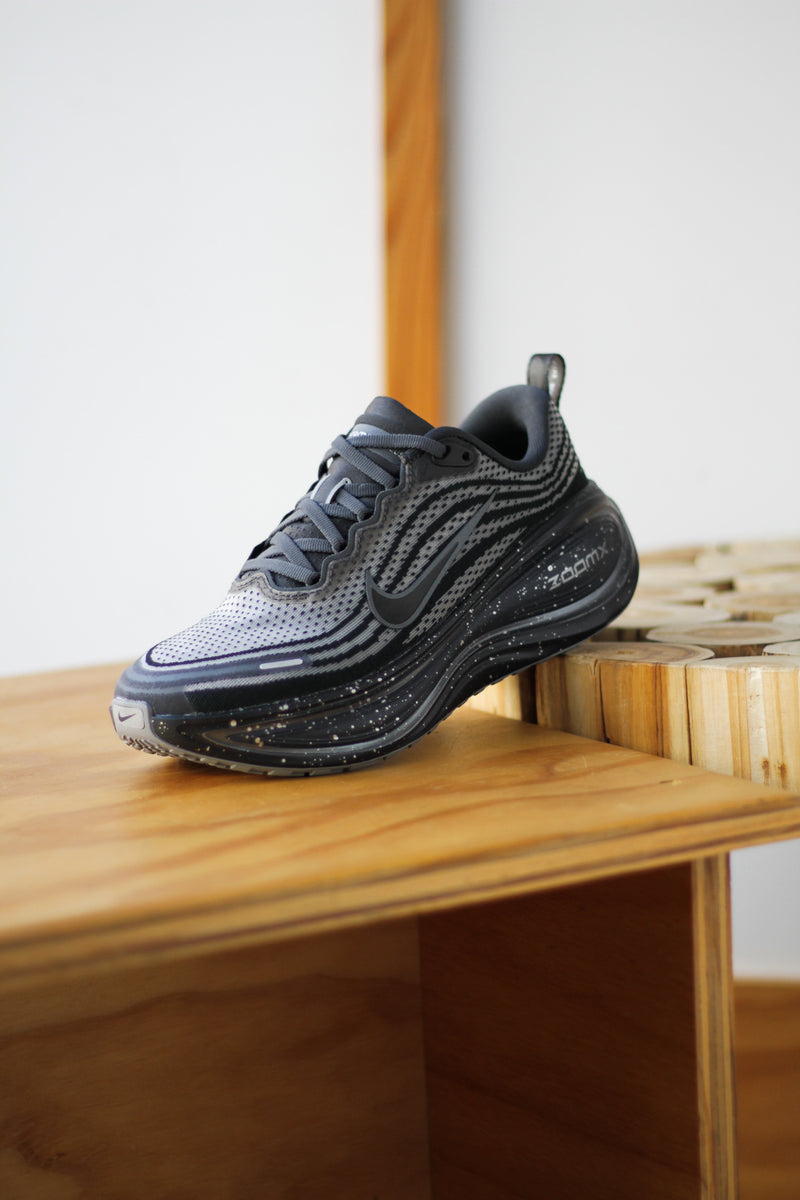 NIKE VOMERO PLUS "ANTHRACITE/BLACK-DARK OBSIDIAN-OBSIDIAN"