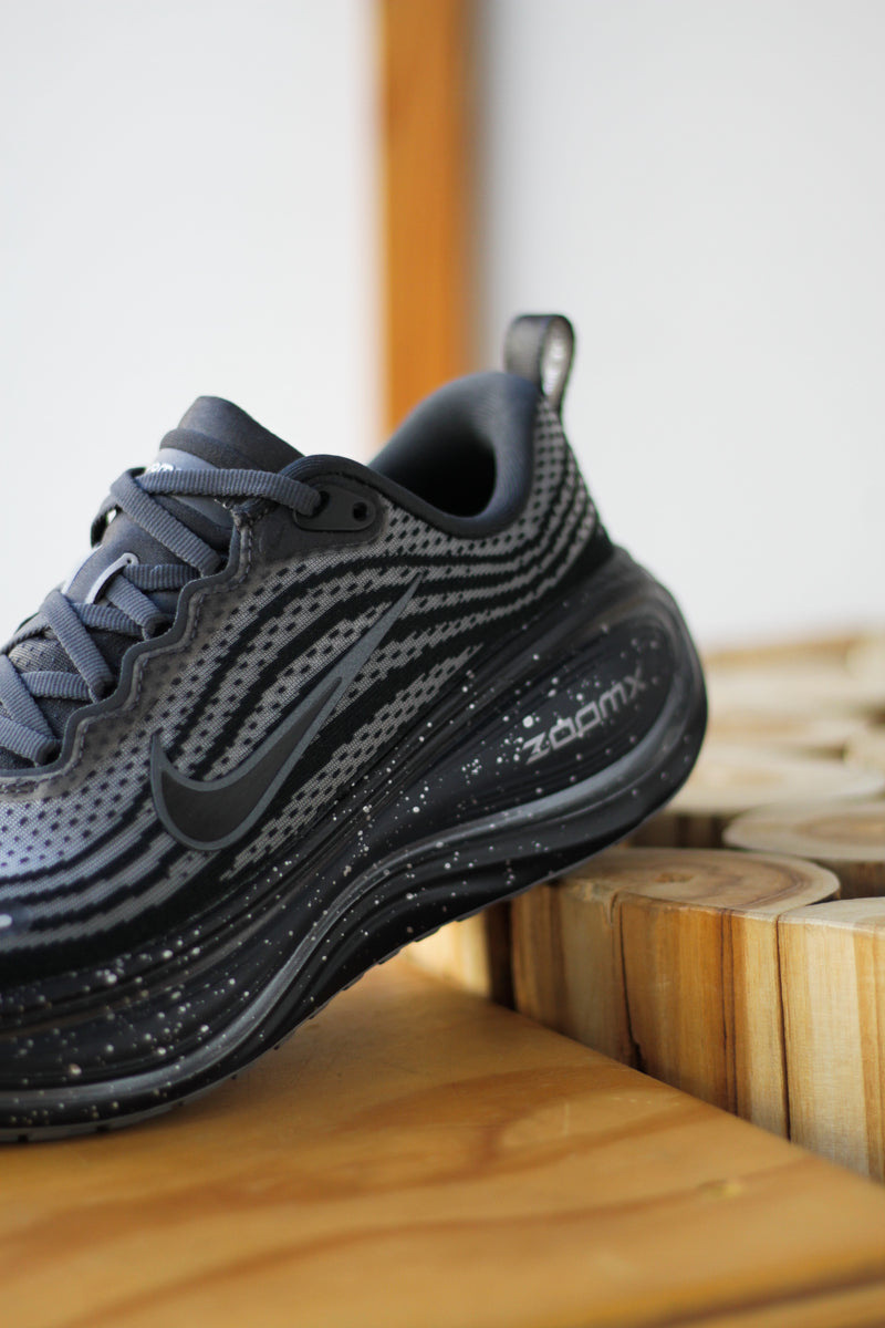 NIKE VOMERO PLUS "ANTHRACITE/BLACK-DARK OBSIDIAN-OBSIDIAN"