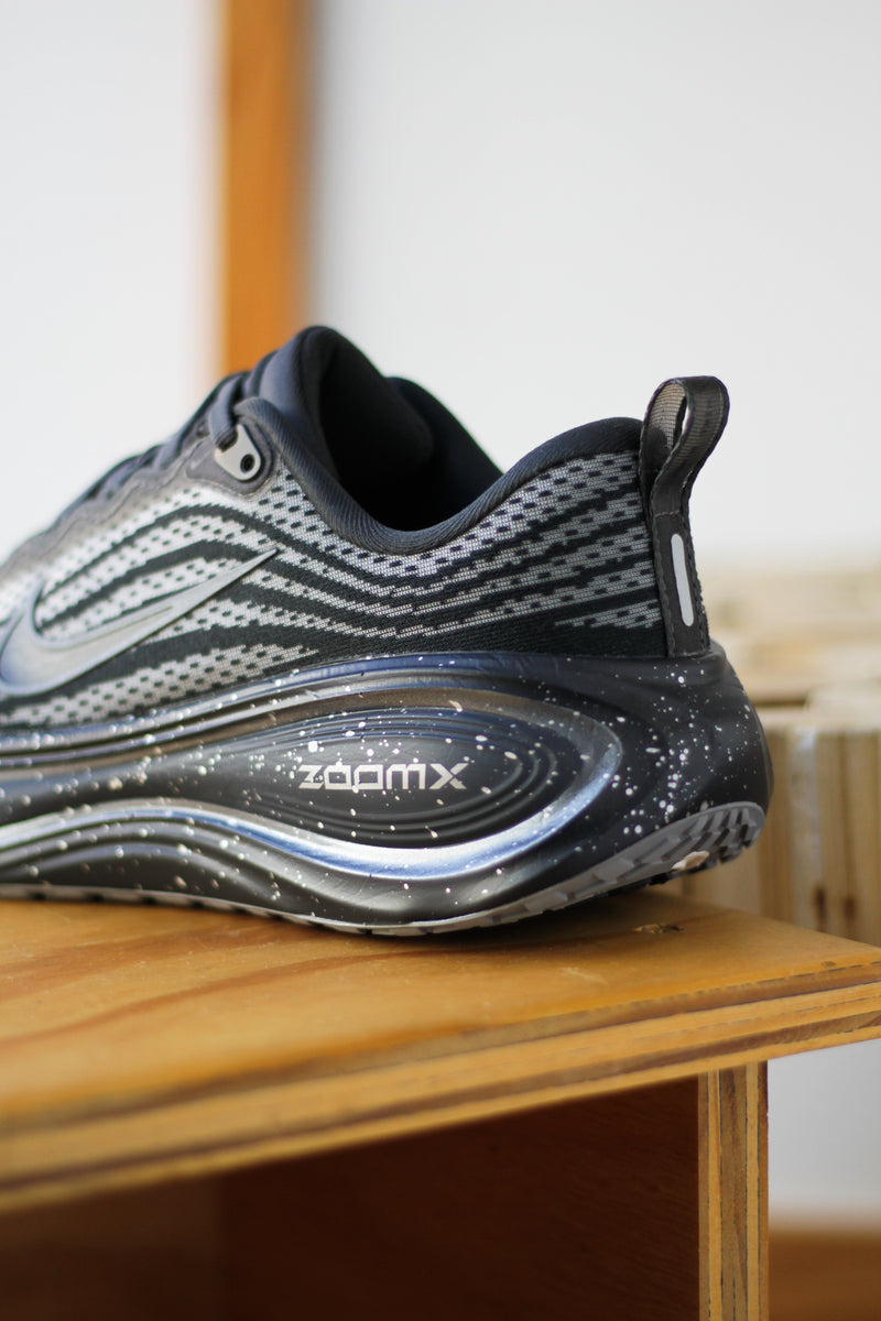 NIKE VOMERO PLUS "ANTHRACITE/BLACK-DARK OBSIDIAN-OBSIDIAN"