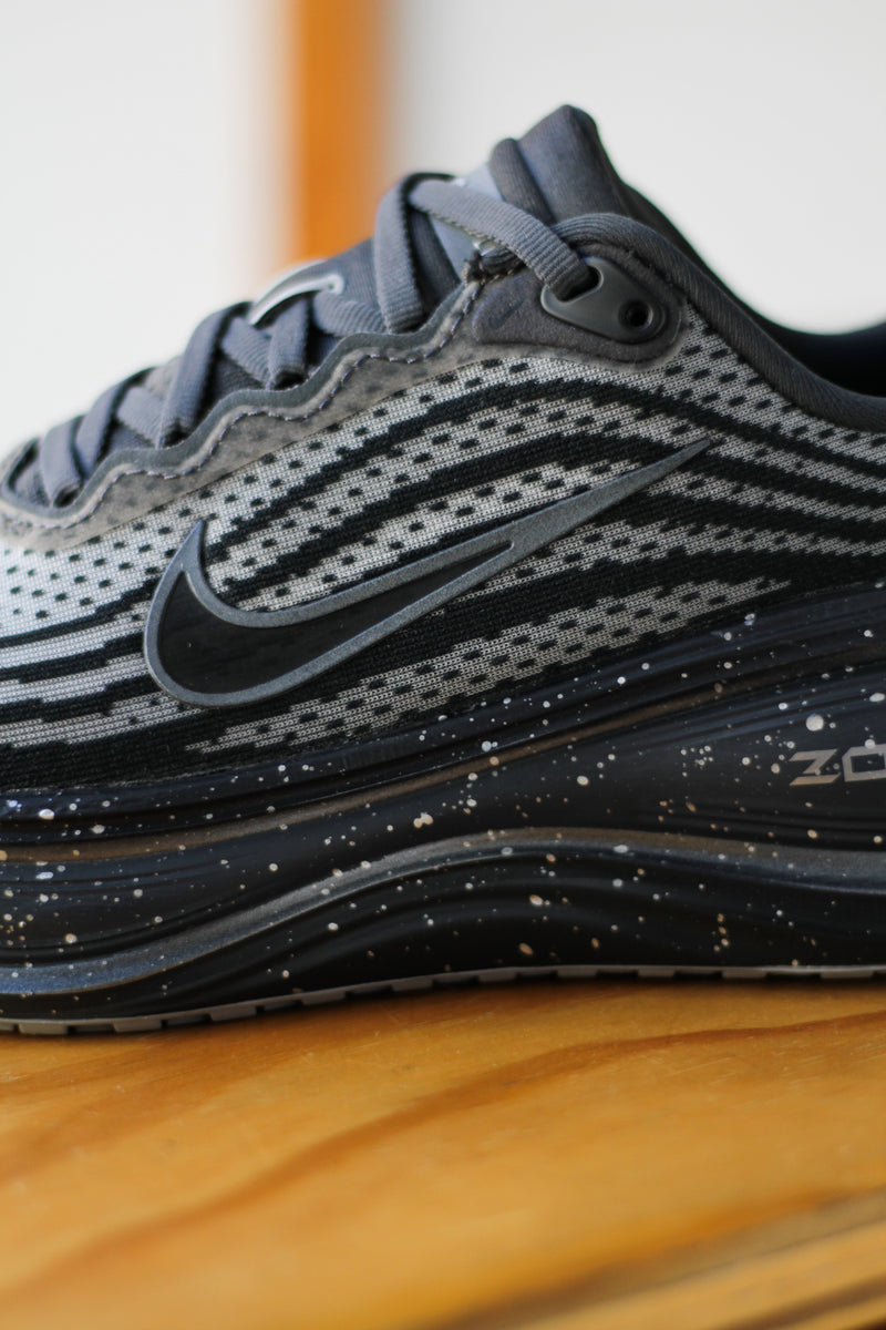 NIKE VOMERO PLUS "ANTHRACITE/BLACK-DARK OBSIDIAN-OBSIDIAN"