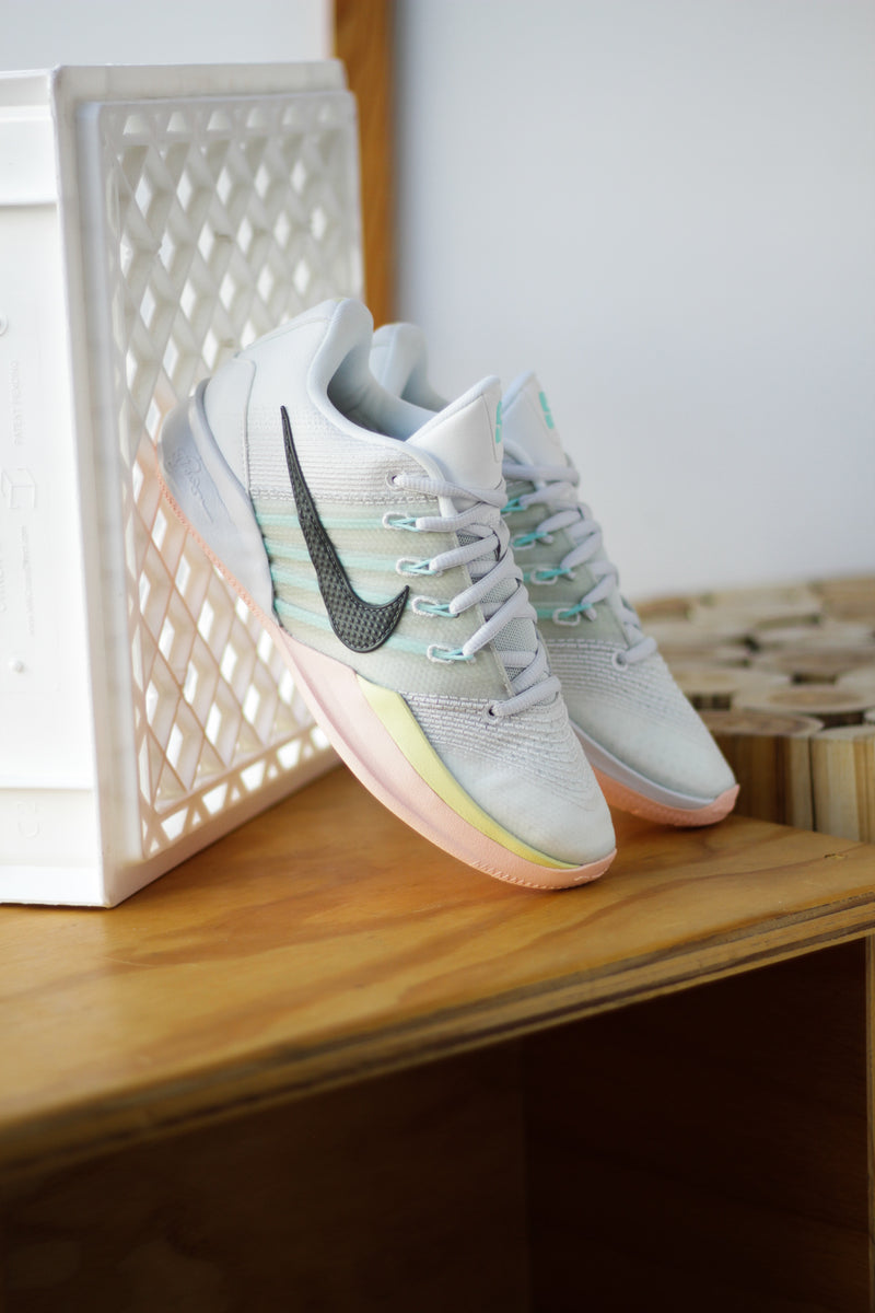 NIKE SABRINA 3 "SUMMIT WHITE/IRON GREY-PHOTON DUST"