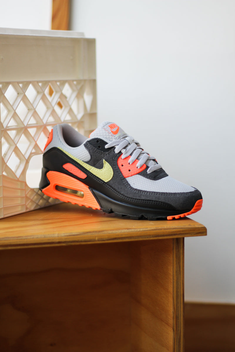 NIKE AIR MAX 90 "LT SMOKE GREY/LIMELIGHT-HYPER CRIMSON"