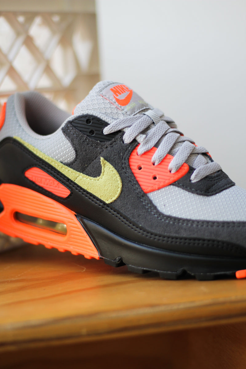 NIKE AIR MAX 90 "LT SMOKE GREY/LIMELIGHT-HYPER CRIMSON"