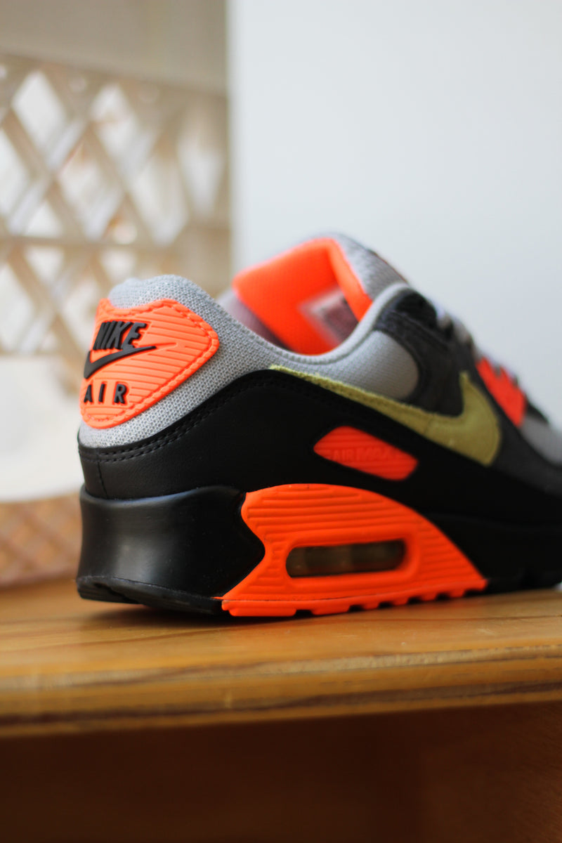 NIKE AIR MAX 90 "LT SMOKE GREY/LIMELIGHT-HYPER CRIMSON"