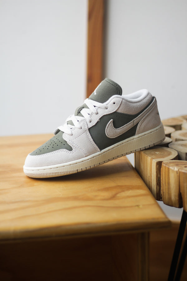 AIR JORDAN 1 LOW SE (GS) "MEDIUM OLIVE/LT OREWOOD BRN-SAIL"