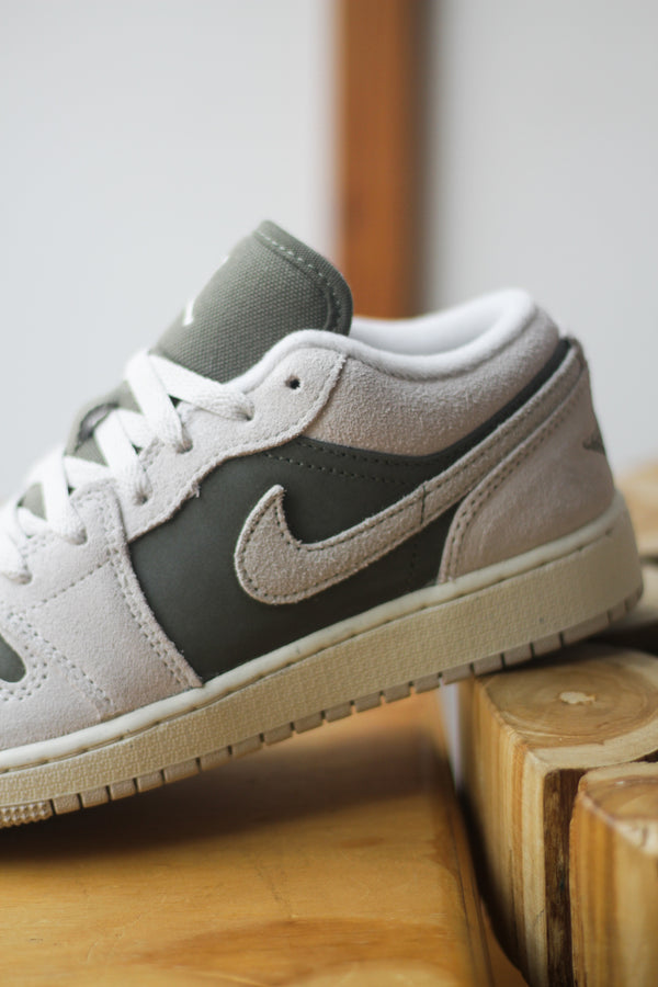 AIR JORDAN 1 LOW SE (GS) "MEDIUM OLIVE/LT OREWOOD BRN-SAIL"