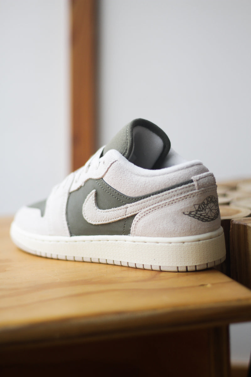 AIR JORDAN 1 LOW SE (GS) "MEDIUM OLIVE/LT OREWOOD BRN-SAIL"