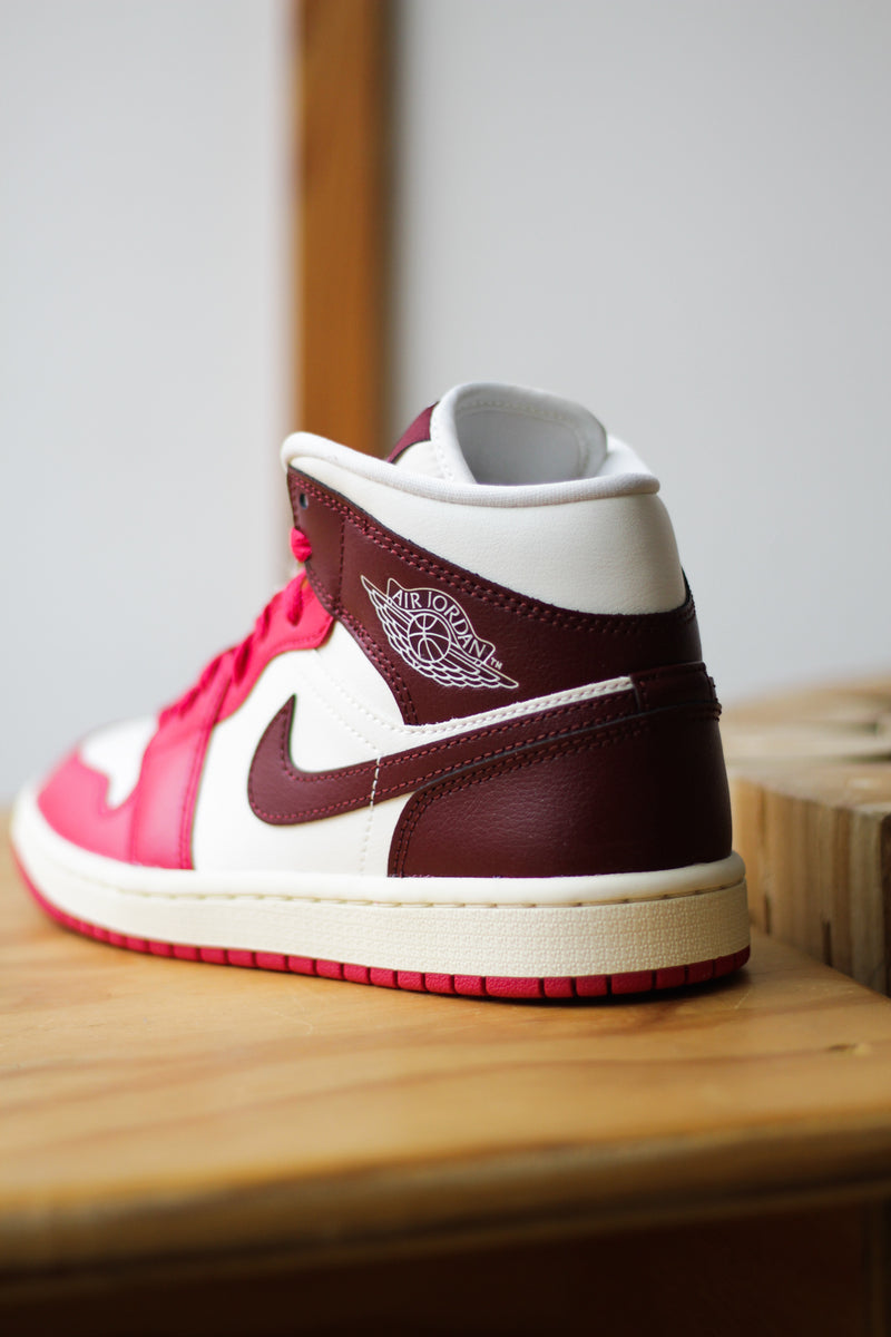 W AIR JORDAN 1 MID "SAIL/DARK TEAM RED-MYSTIC HIBISCUS"
