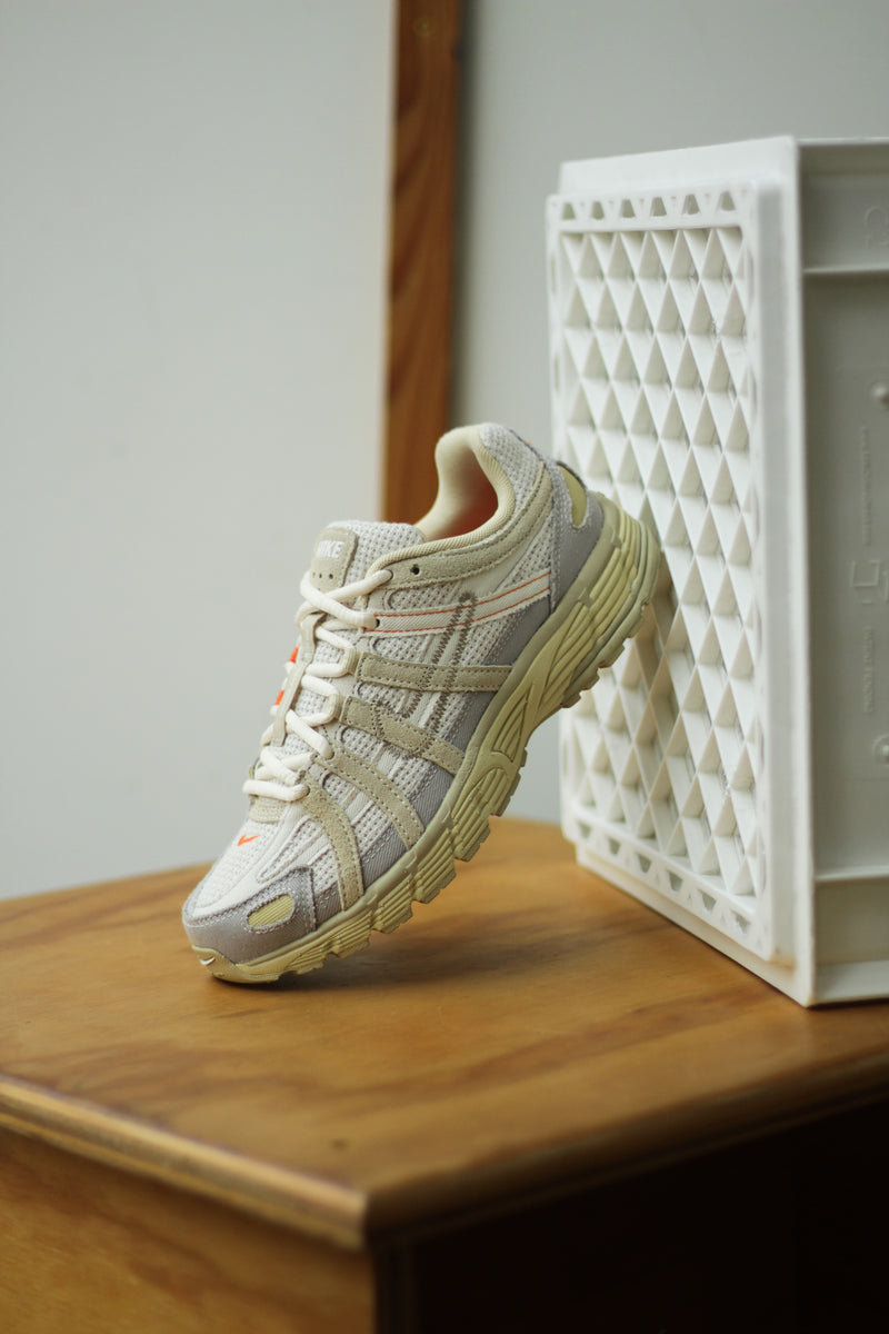 NIKE P-6000 "COLLEGE GREY/KHAKI-TEAM GOLD-PALE IVORY"