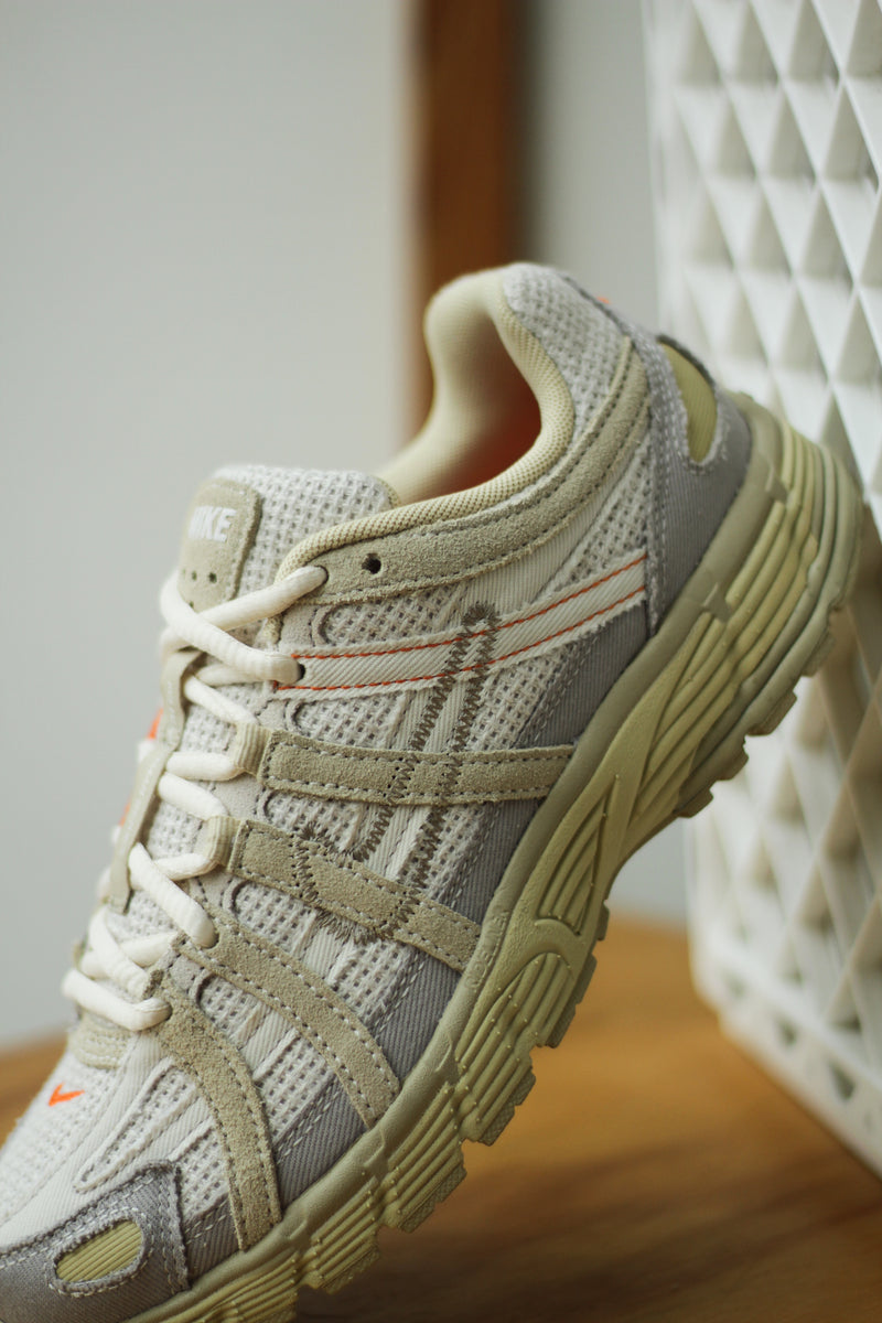NIKE P-6000 "COLLEGE GREY/KHAKI-TEAM GOLD-PALE IVORY"