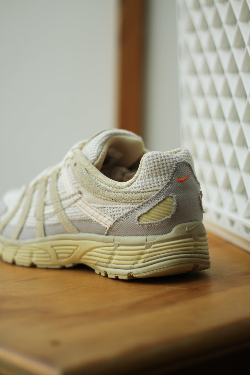 NIKE P-6000 "COLLEGE GREY/KHAKI-TEAM GOLD-PALE IVORY"