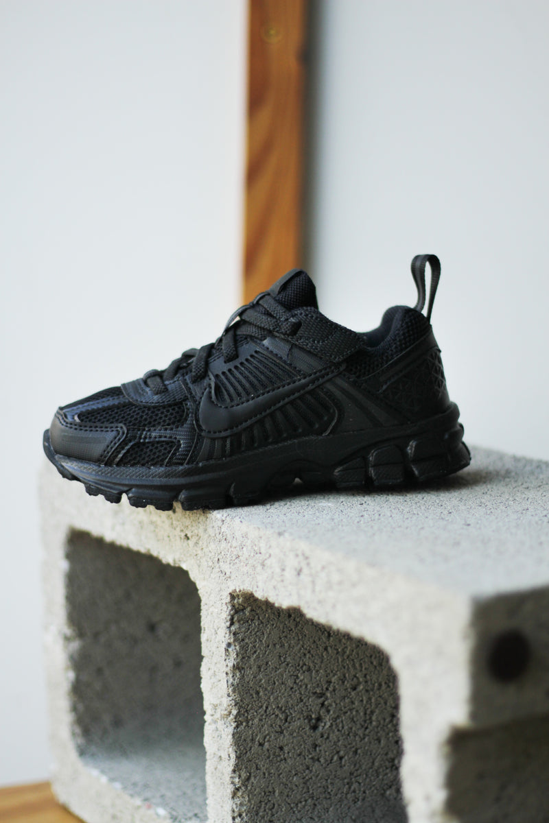 NIKE VOMERO 5 (PS) "BLACK/BLACK"