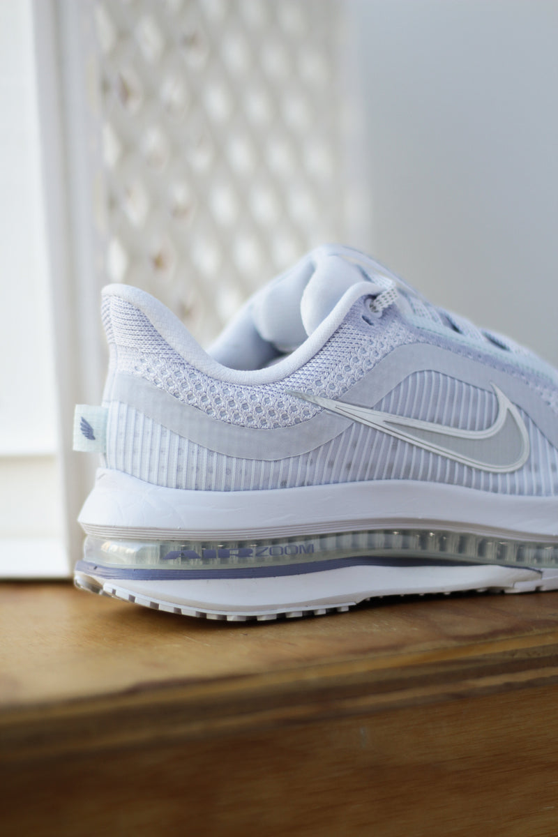 W NIKE PEGASUS PREMIUM "FOOTBALL GREY/MTLC PLATINUM-WORLD INDIGO"